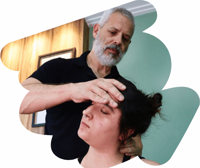 Quiropraxista avaliando subluxação cervical.